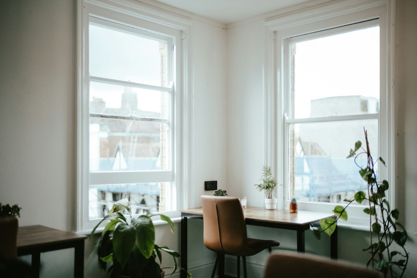 Coin bureau lumineux près d'une fenêtre