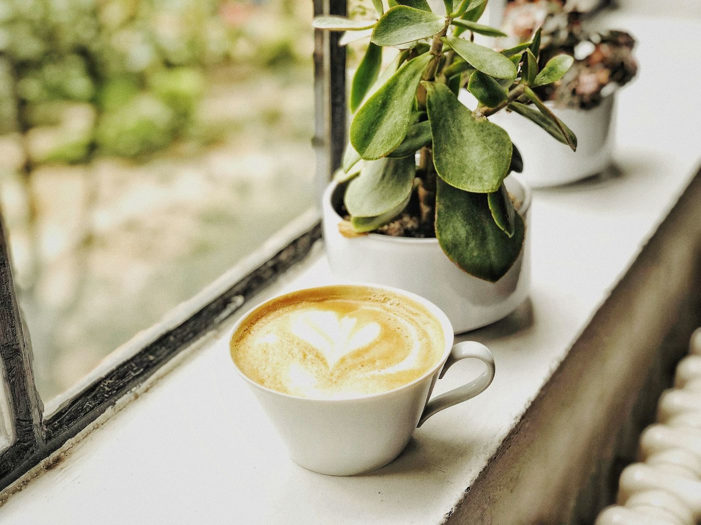 Café posé sur le rebord d'une fenêtre