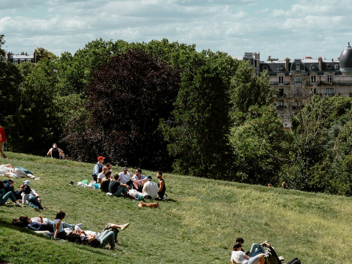Un parc parisien un jour d'été